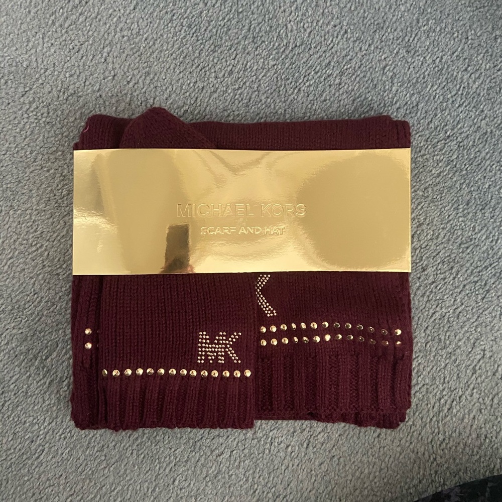 MICHAEL KORS scarf and hat set